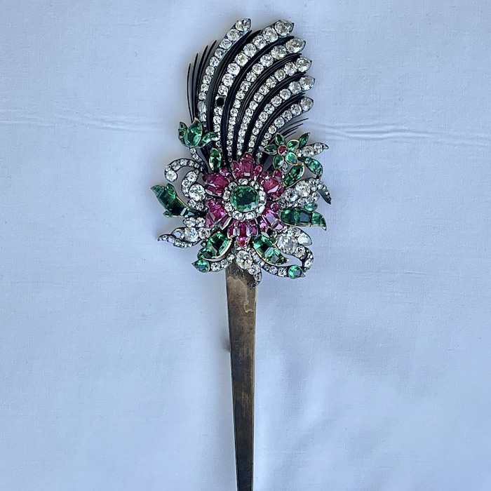 L'épingle à chapeau de l'impératrice Sissi, aux couleurs de la Hongrie, en diamants, émeraudes, et rubis, retrouvée parmi les bijoux des Habsbourg au Québec.