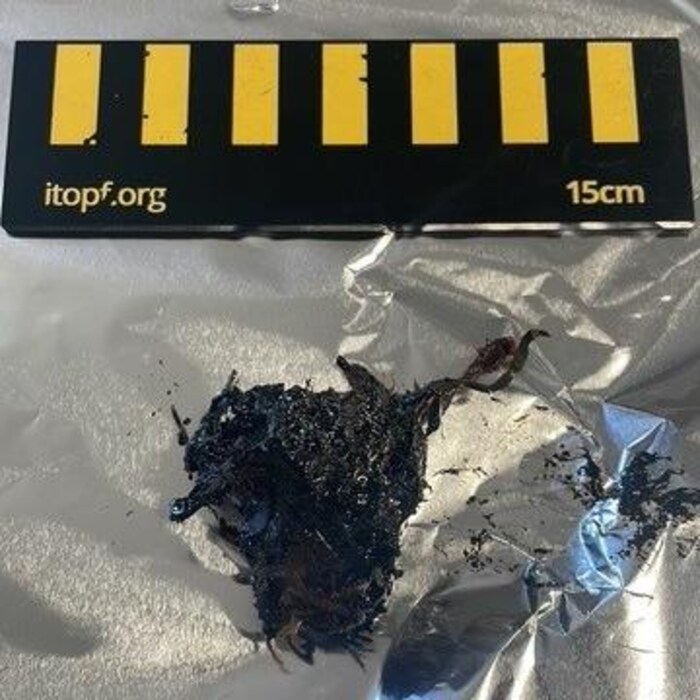 Une boule de goudron.