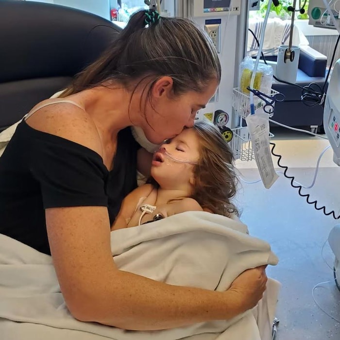 Jenn McLaughlan embrasse sa fille, Briar, à l'hôpital.