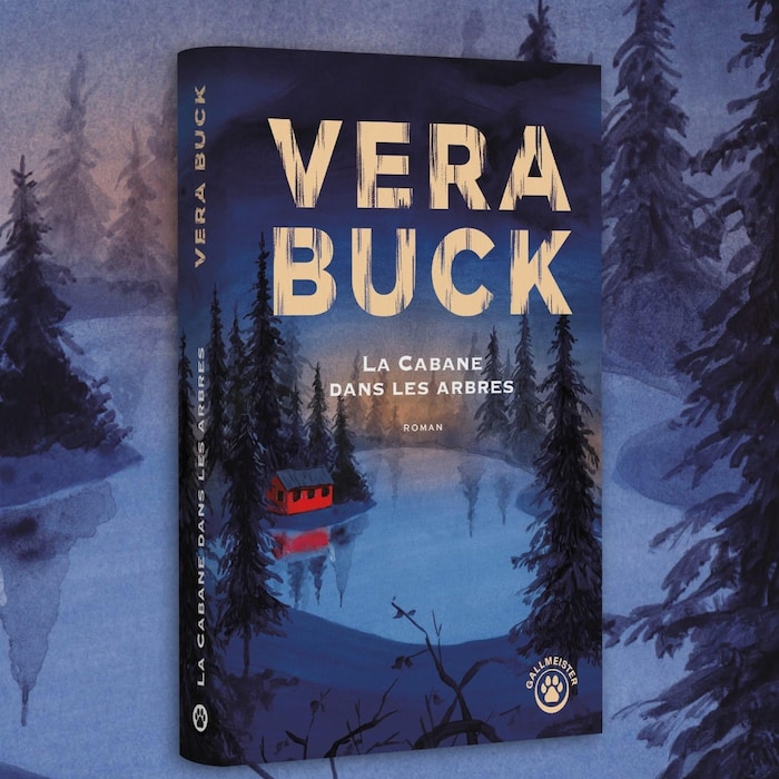 Couverture de livre montrant une petite maison rouge au bord d'un lac dans une forêt. 