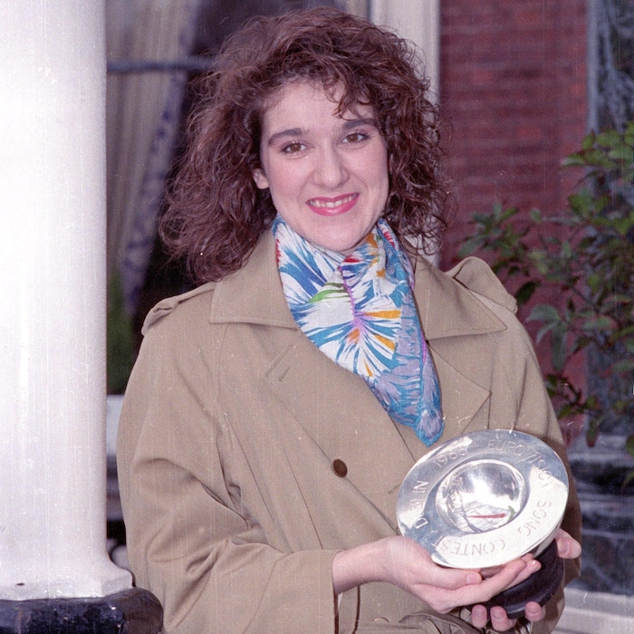 Céline Dion à 20 ans, avec son trophée de gagnante de l'Eurovision, le 1er mai 1988 à Dublin, en Irlande.