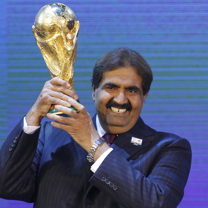 L'émir du Qatar présente une réplique de la Coupe du monde.