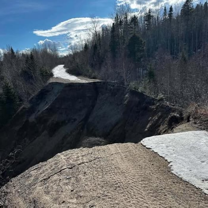 Le trou dans le chemin qui s'est effondré sur le côté.