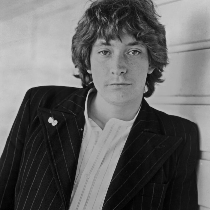 Portrait en noir et blanc d'un homme.