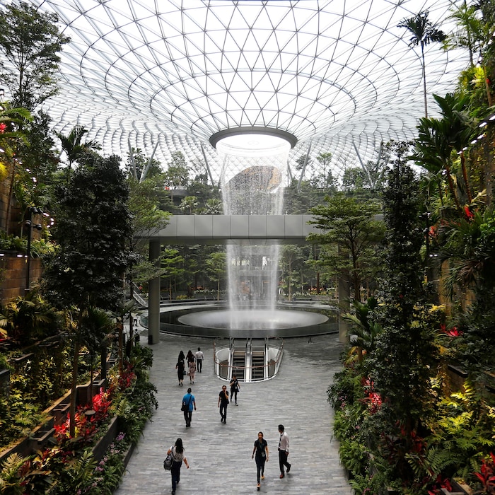 Une partie de l'aéroport de Singapour est inspirée de l'imagiaire du solarpunk comme le Vortex de pluie, la cascade intérieure la plus haute du monde.
