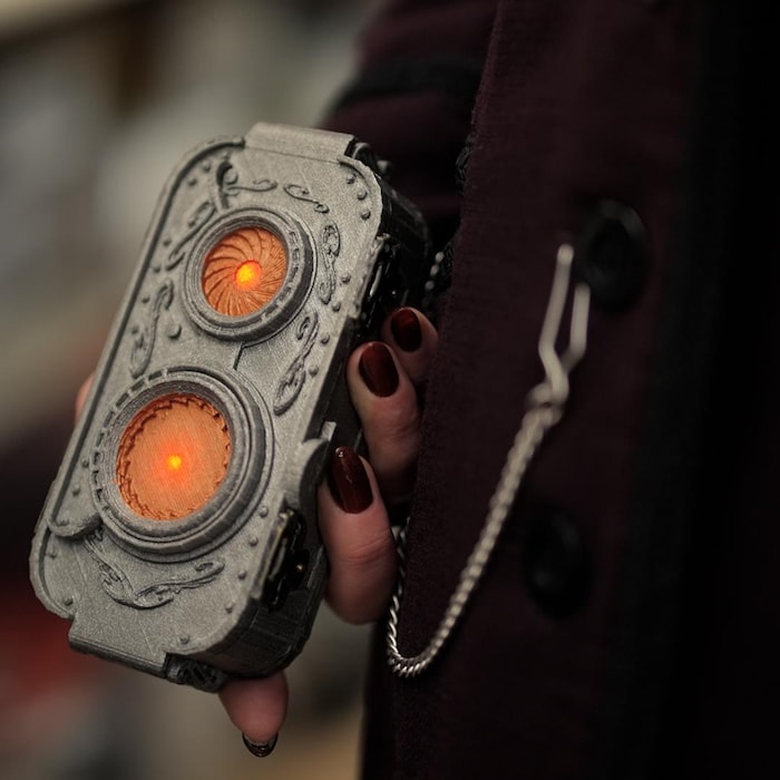 Gros blanc sur un engin d'un costume de Docteur Who. 