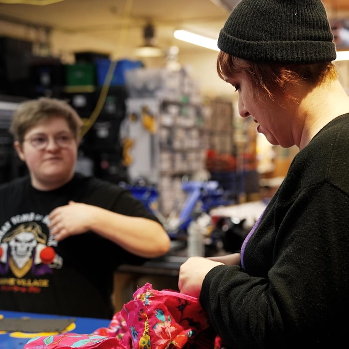 Davonna Struthers en train de coudre, avec Avy Mowle derrière.  