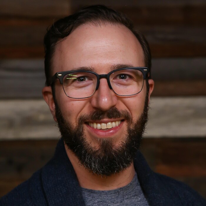 Portrait d'un homme avec une barbe et des lunettes. 
