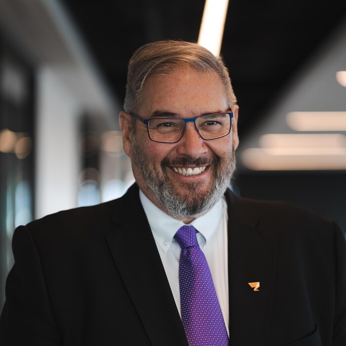 Un homme en complet-cravate. 