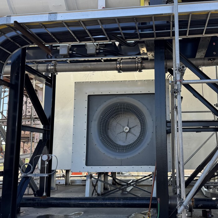Un imposant ventilateur industriel sur le site de l’entreprise Deep Sky, à Innisfail, en Alberta, en mai 2025.