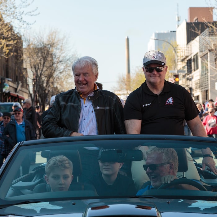 Jacques Blais et Mario Pouliot défilent dans une voiture décapotable