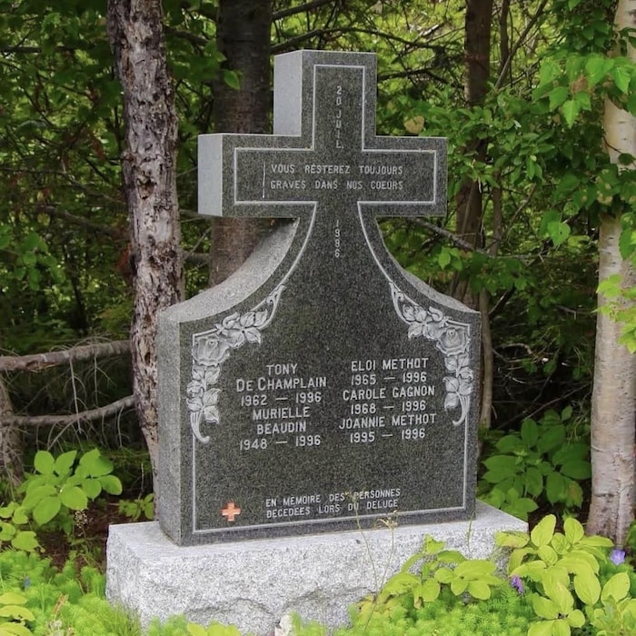 Monument en hommage aux victimes nord-côtières du déluge de 1996.