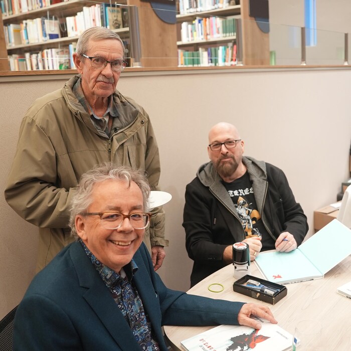 Doric Germain prend une photo avec Jacques Poirier et Christian Quesnel.