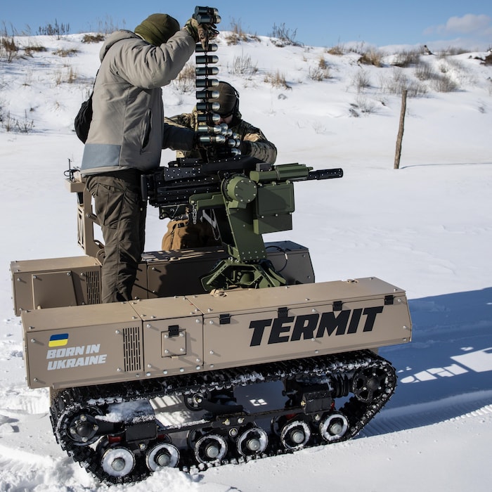 Un soldat recharge une arme montée sur un véhicule terrestre sans pilote TerMIT de Tencore lors d'une démonstration dans la région de Kiev, en Ukraine.
