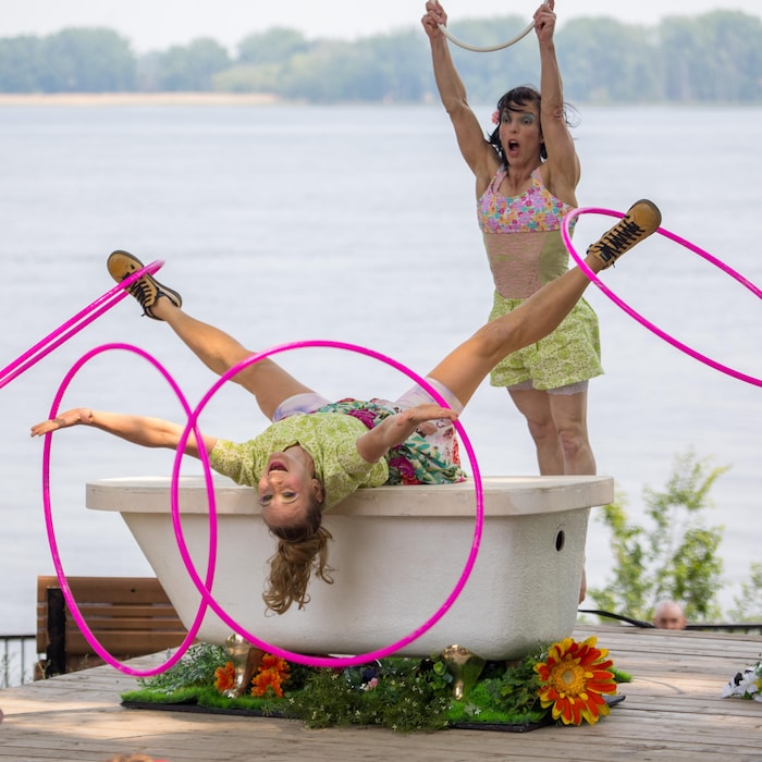 Deux femmes font du cirque.