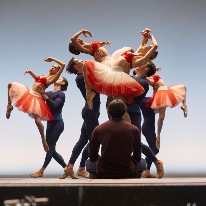 Des danseurs et danseuses sont sur scène.