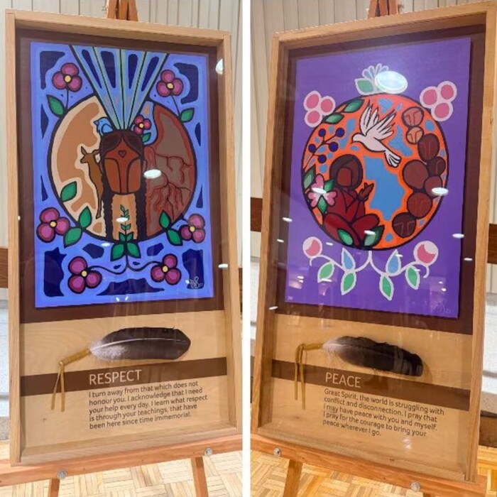 Deux des œuvres d'art de l'exposition « Home Fire Teachings ».