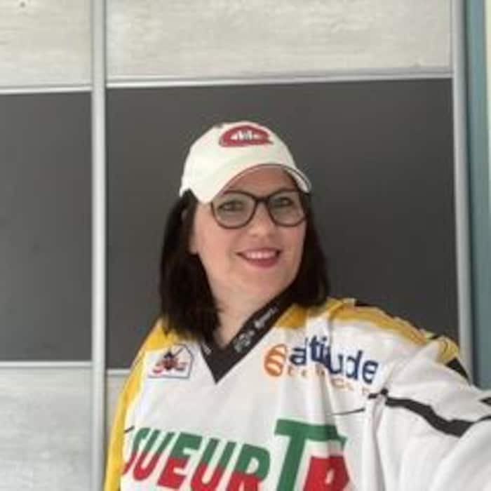 Élodie Leclercq avec une casquette du Canadien de Montréal.