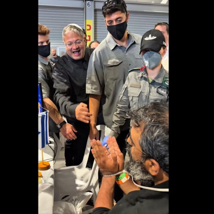 Capture d'écran de la vidéo controversée montrant le ministre israélien de la Sécurité nationale, Itamar Ben-Gvir, se moquant d'un militant agenouillé, les mains liées.