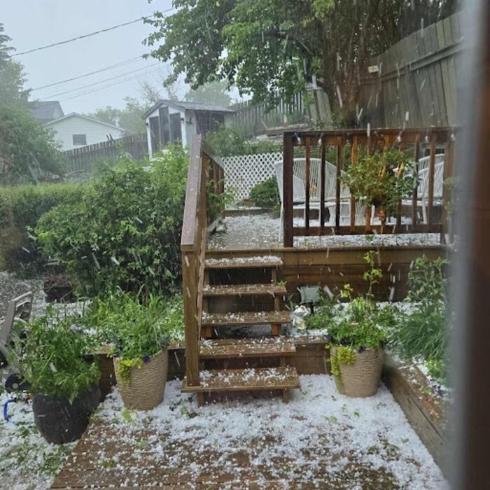 Une averse de grêle lors du passage d'un orage à Lumsden, en Saskatchewan, le 26 juin 2025.
