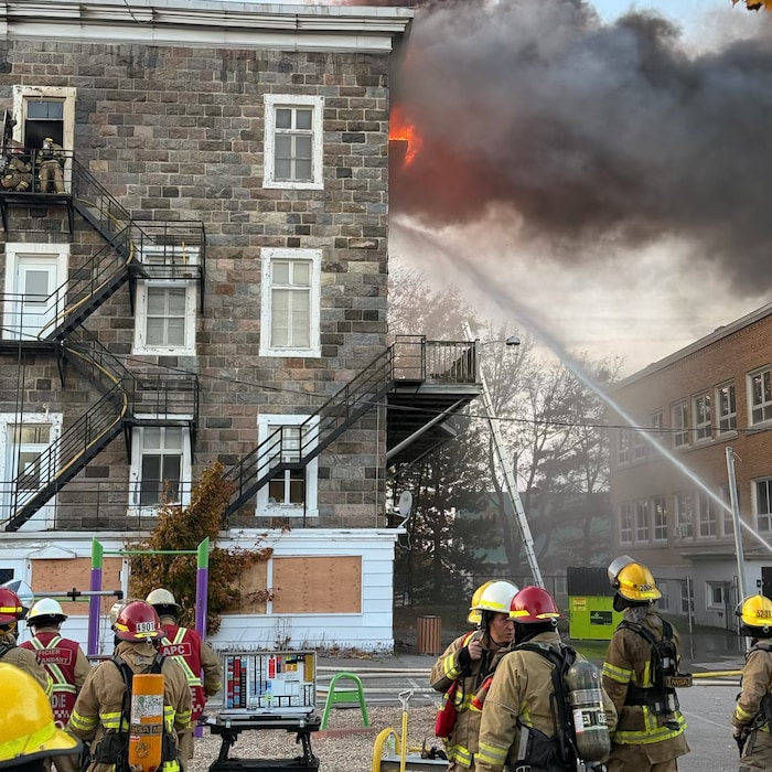Des pompiers à l'eouvre.