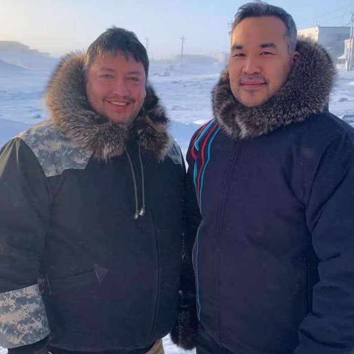 Deux hommes dehors.