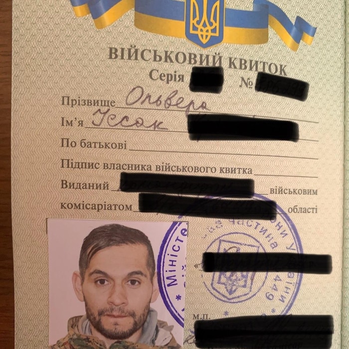 Papiers d'identification dans les forces armées ukrainiennes pour Isaac Olvera.