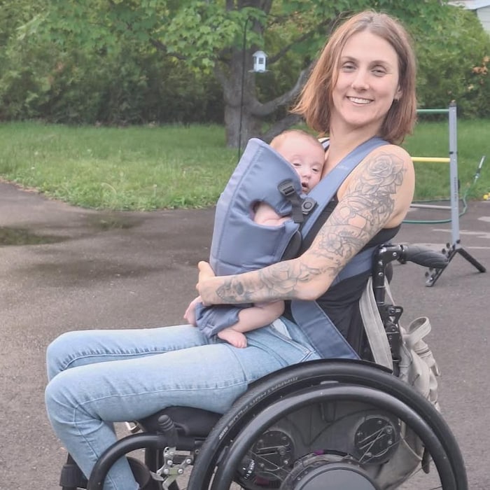 Jessica Picard tient son enfant dans ses bras.