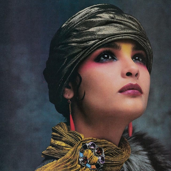 Le portrait d'une femme au visage coloré.