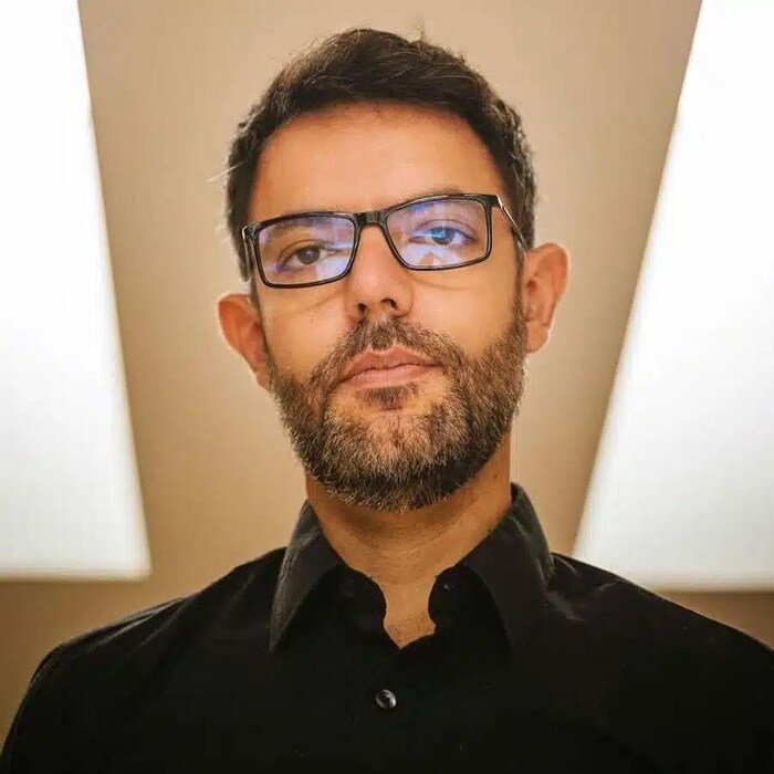 Jonah Malak, l'air sérieux.