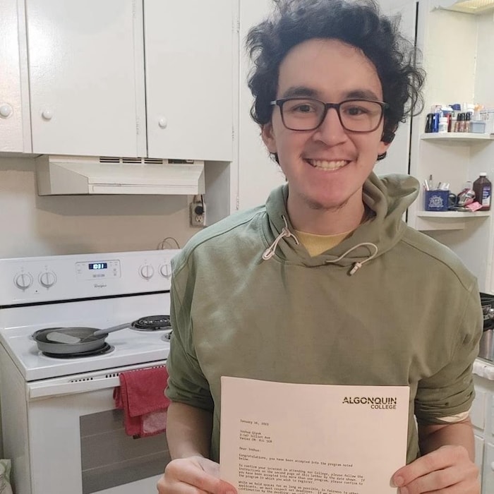 Joshua Qiyuk tient un diplôme. 
