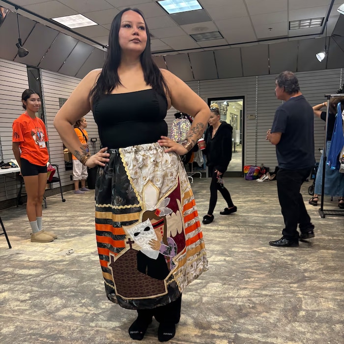 Une mannequin porte une création de Sara Carriere-Burns, l'une des créatrices de mode du défilé, qu'elle intitule « Embracing who I am ».