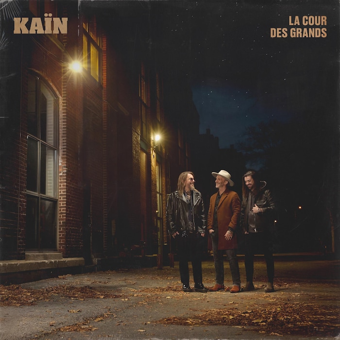 Pochette d'album montrant trois hommes dans une rue sombre, 
