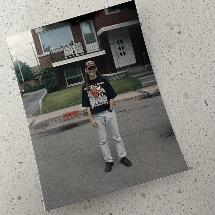 Une photographie déposée sur un comptoir. 