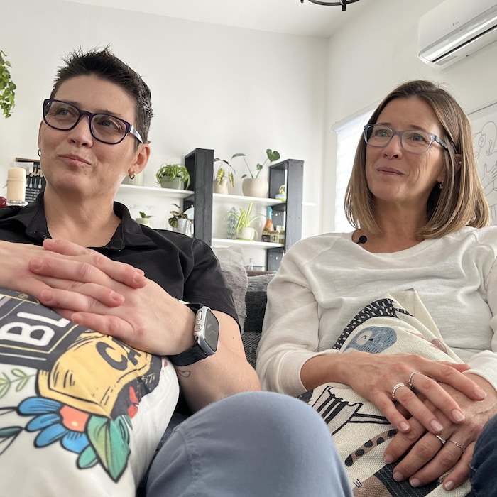 Karine et Katia Brûlé assise une à côté de l'autre sur un divan. 