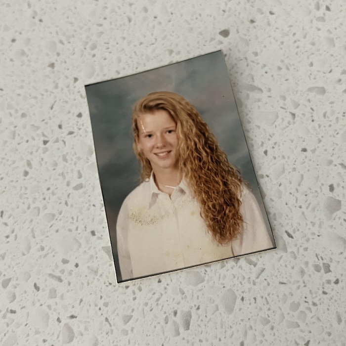 Une photographie de Katia déposée sur un comptoir. 