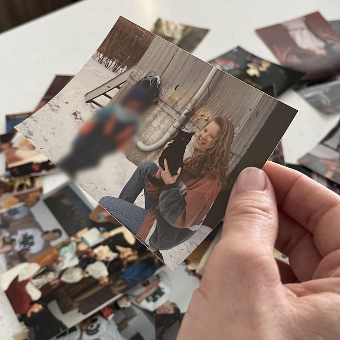 Une main qui tient une photographie.