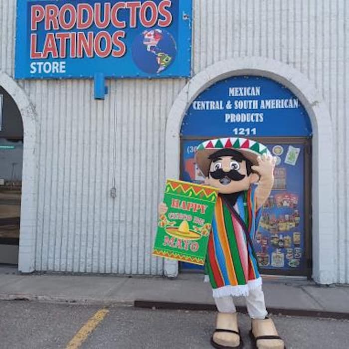La mascotte Don Poncho à l'entrée du magasin Regina Productos Latinos.
