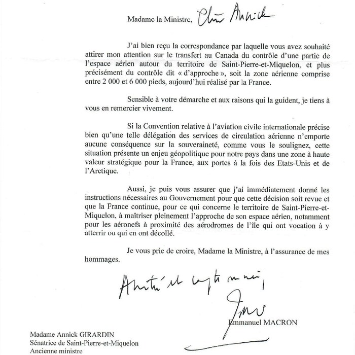 Une lettre dans laquelle on peut lire que le Président de la République française, Emmanuel Macron, confirme que l'espace aérien de l'archipel restera entre les mains de la France.