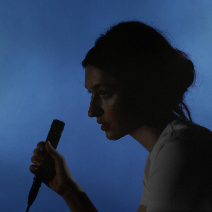 La chanteuse tient un micro.