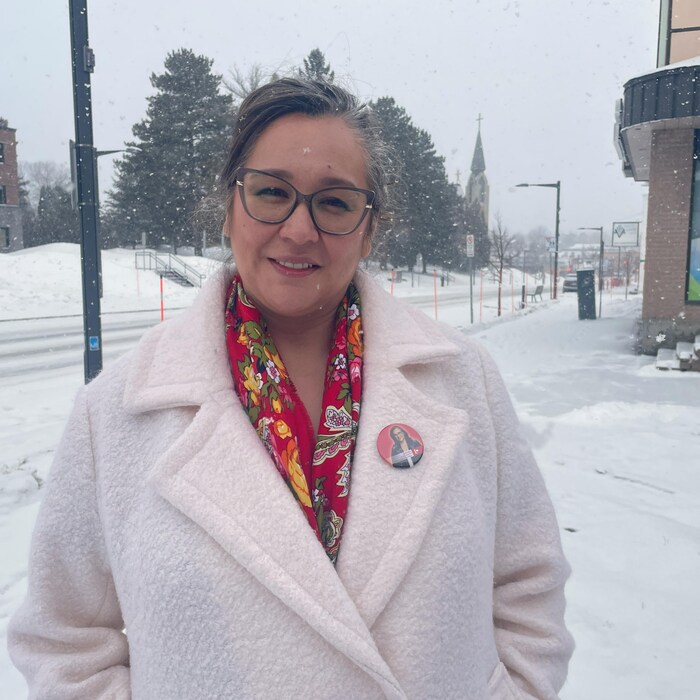 Mandy Gull-Masty porte un macaron de sa photograph avec le logo du Parti libéral du Canada.