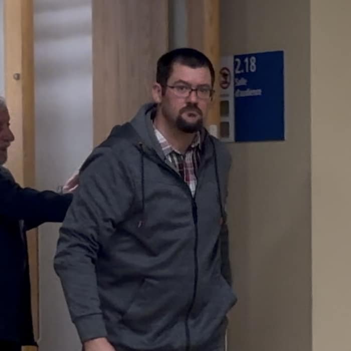 Marc-André Lachance à la sortie de la salle d'audience.