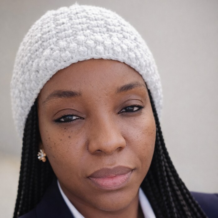 une femme poirtant une tuque