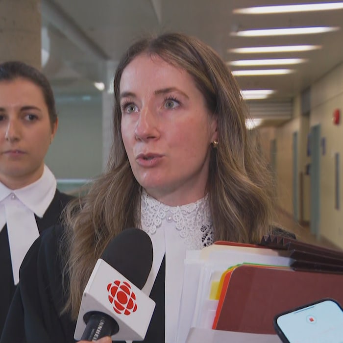 Valérie Simard Croteau s'adresse aux médias.