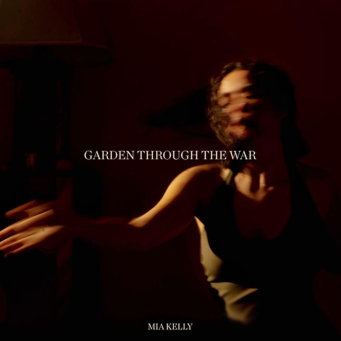 Une pochette d'album sur laquelle est inscrit «Garden Through the War».