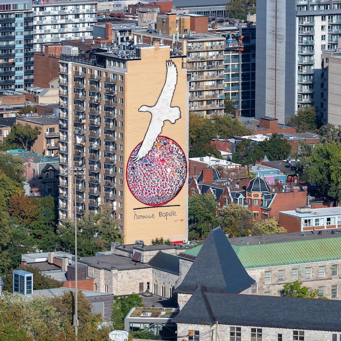 Photo de Montréal montrant une façade ornée d’une grande œuvre murale. 