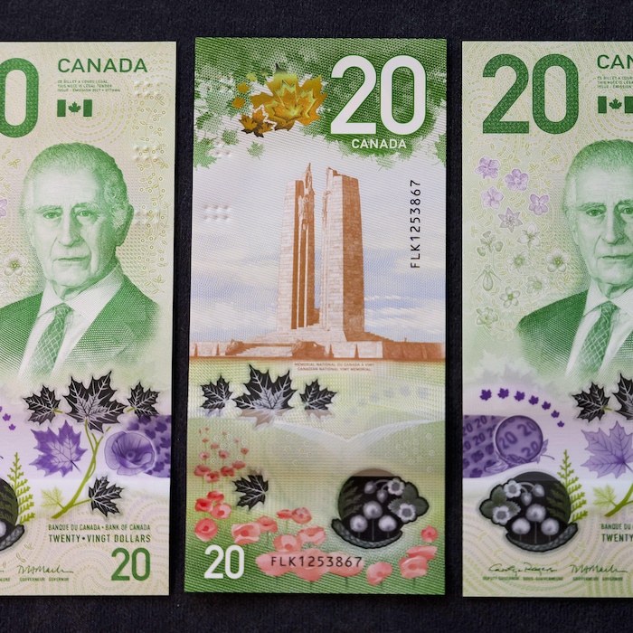 Plan rapproché des deux côtés du billet.