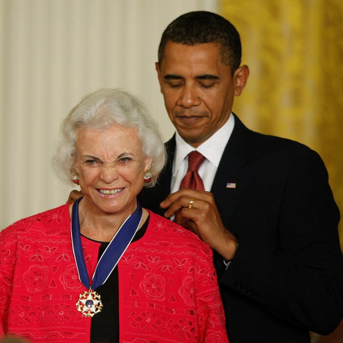 Sandra Day O'Connor reçoit la médaille de la Liberté de Barack Obama.