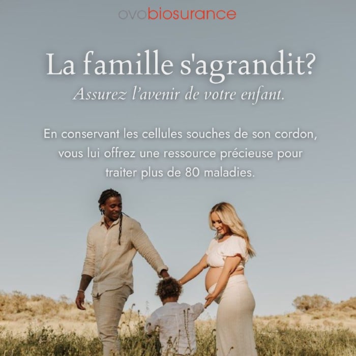 Un homme et une femme marchent avec un enfant dans un pré. 