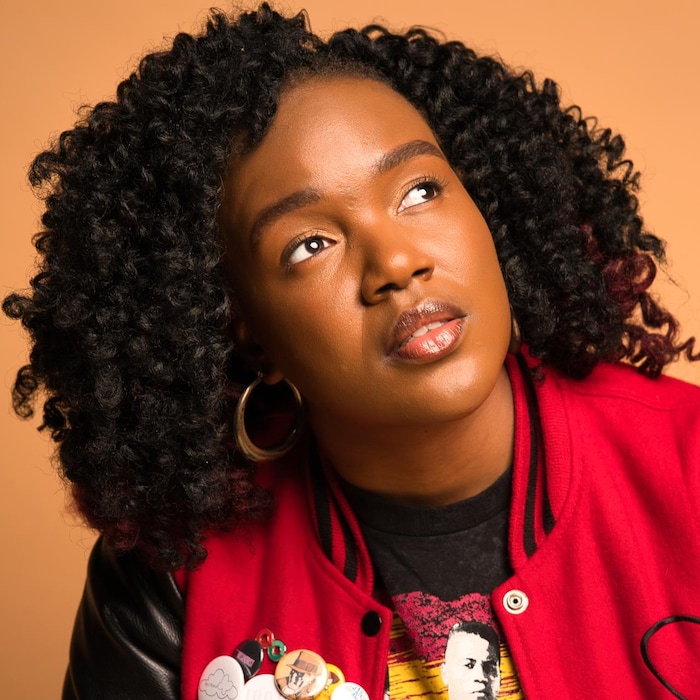 Portrait d'une femme qui regarde vers le haut.